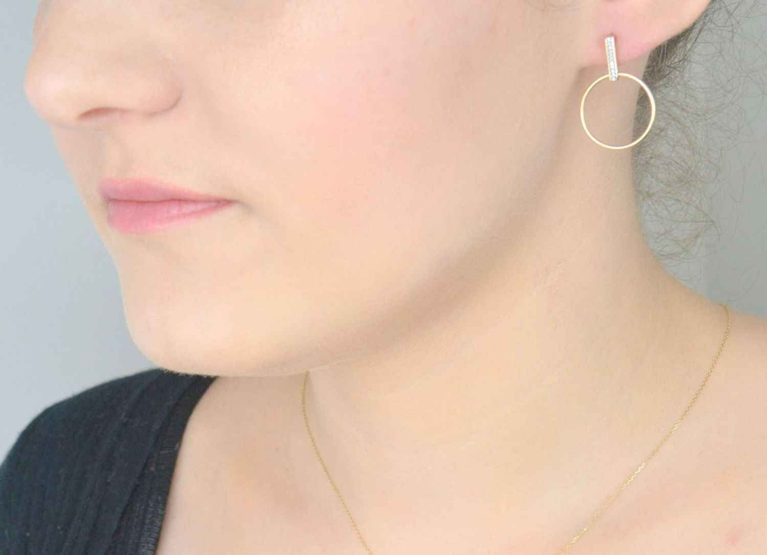 Złote kolczyki 585 z diamentami wiszące koła E74869YS Kolczyki z diamentami firmy Arenart wielkości 0,05 ct, czystości SI oraz barwie H. Kolczyki w kształcie kół wykonane zostały z żółtego 1.jpg