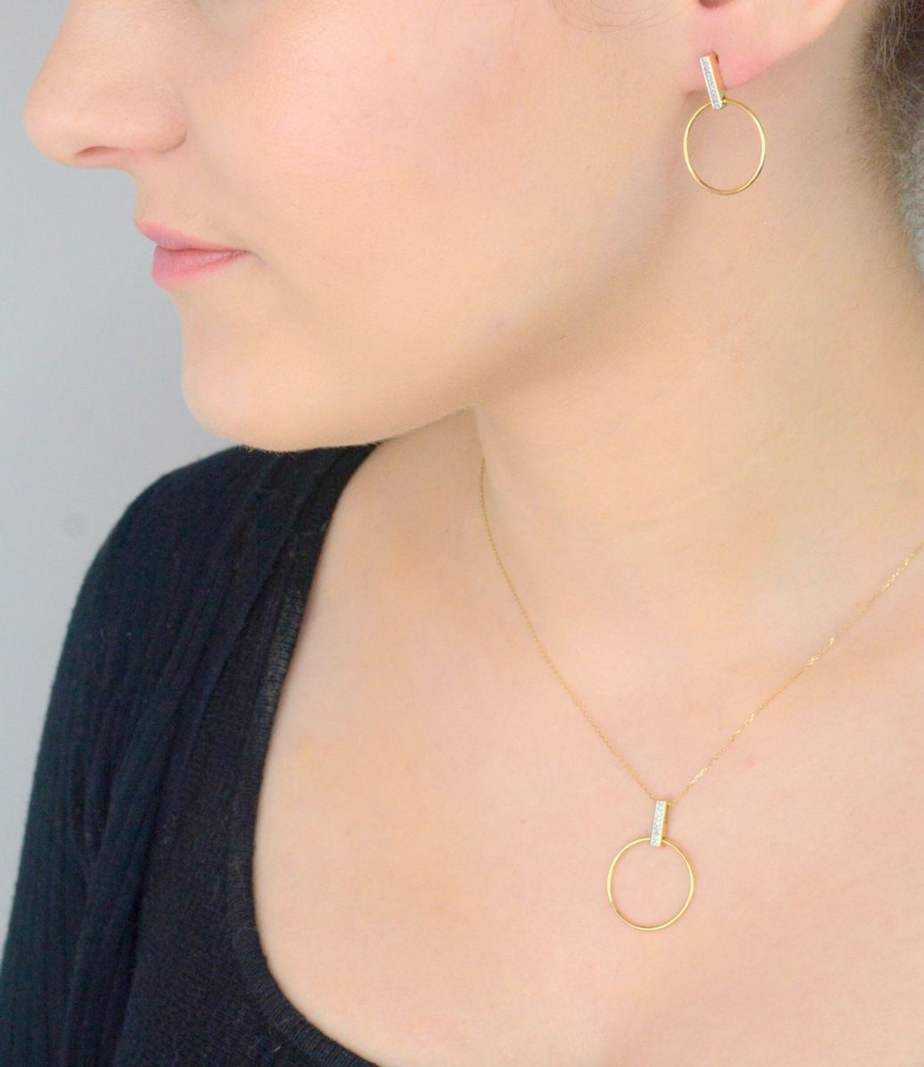 Naszyjnik złoty 585 z diamentami wiszące koło N07908YC  Elegancki naszyjnik wykonany z najwyższej jakości 14 – karatowego złota wysadzany dziewięcioma diamentami o masie 0,03 ct czystości SI 1.jpg