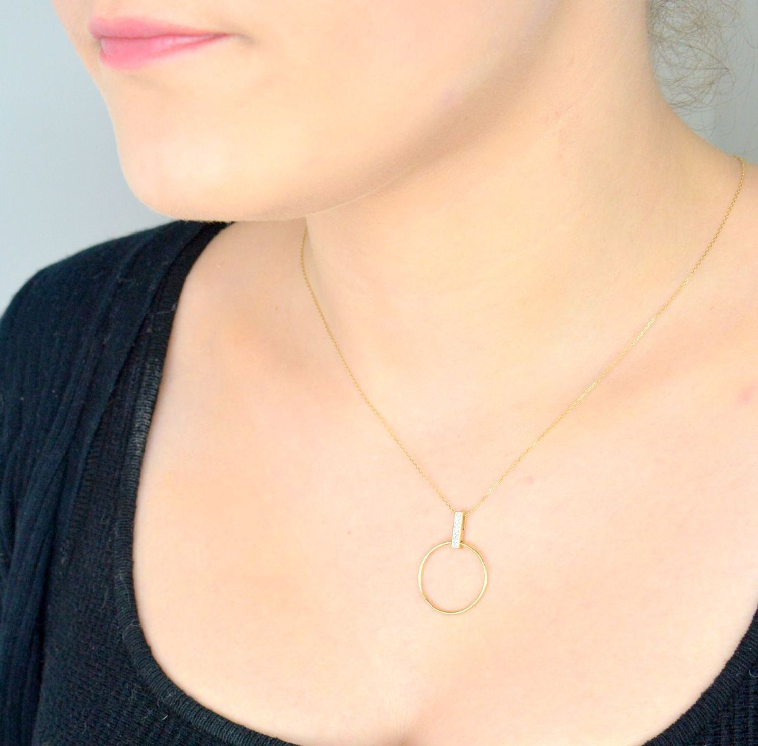 Naszyjnik złoty 585 z diamentami wiszące koło N07908YC  Elegancki naszyjnik wykonany z najwyższej jakości 14 – karatowego złota wysadzany dziewięcioma diamentami o masie 0,03 ct czystości SI 1.jpg