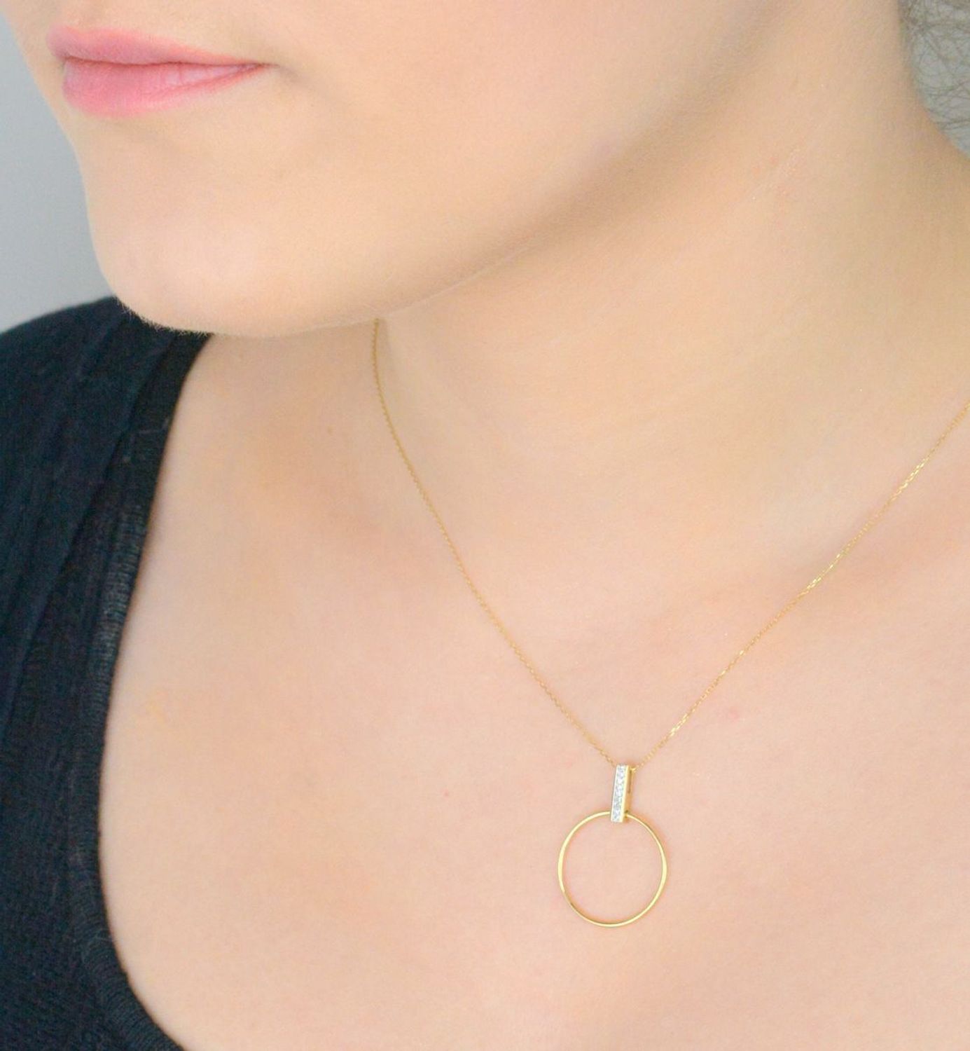 Naszyjnik złoty 585 z diamentami wiszące koło N07908YC  Elegancki naszyjnik wykonany z najwyższej jakości 14 – karatowego złota wysadzany dziewięcioma diamentami o masie 0,03 ct czystości SI 1.jpg