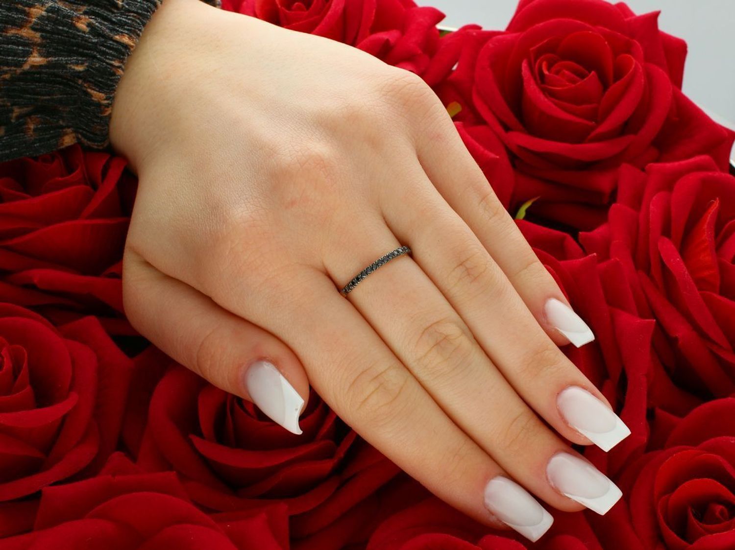 Złoty pierścionek damski 585 Obrączka z czarnymi diamentami.jpg