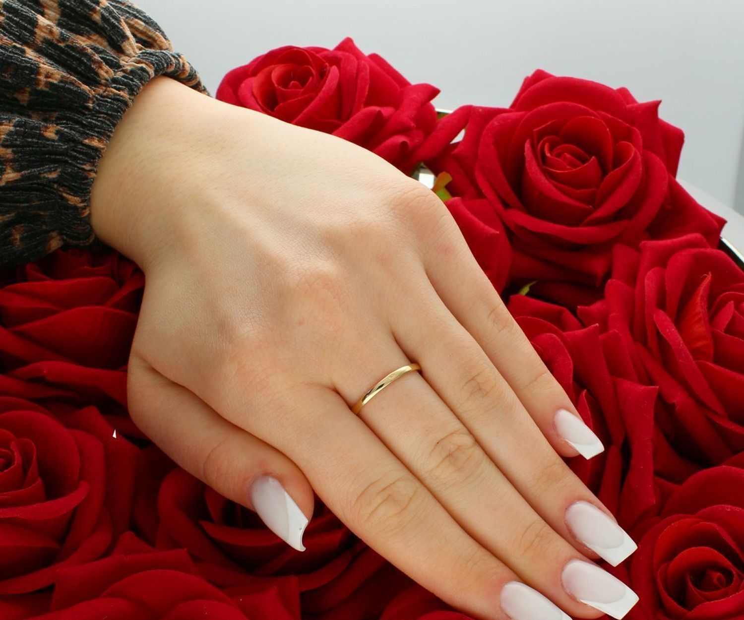 Złoty pierścionek damski 585 Obrączka z czarnymi diamentami.jpg