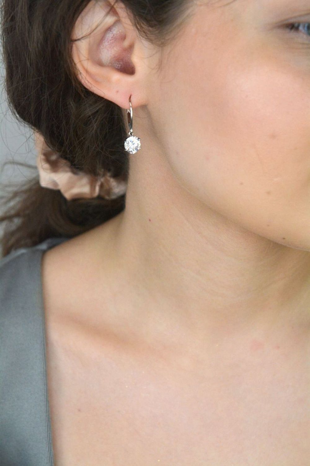 Kolczyki srebrne wiszące z dużą cyrkonią pr 925, 0812720891 Srebrne kolczyki wiszące zostały wykonane z najwyższej jakości srebra próby 925, ozdobione dużą cyrkonią. Idealny prezent dla każdej 2.jpg