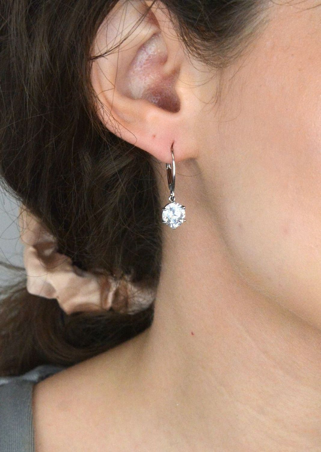 Kolczyki srebrne wiszące z dużą cyrkonią pr 925, 0812720891 Srebrne kolczyki wiszące zostały wykonane z najwyższej jakości srebra próby 925, ozdobione dużą cyrkonią. Idealny prezent dla każdej 2.jpg