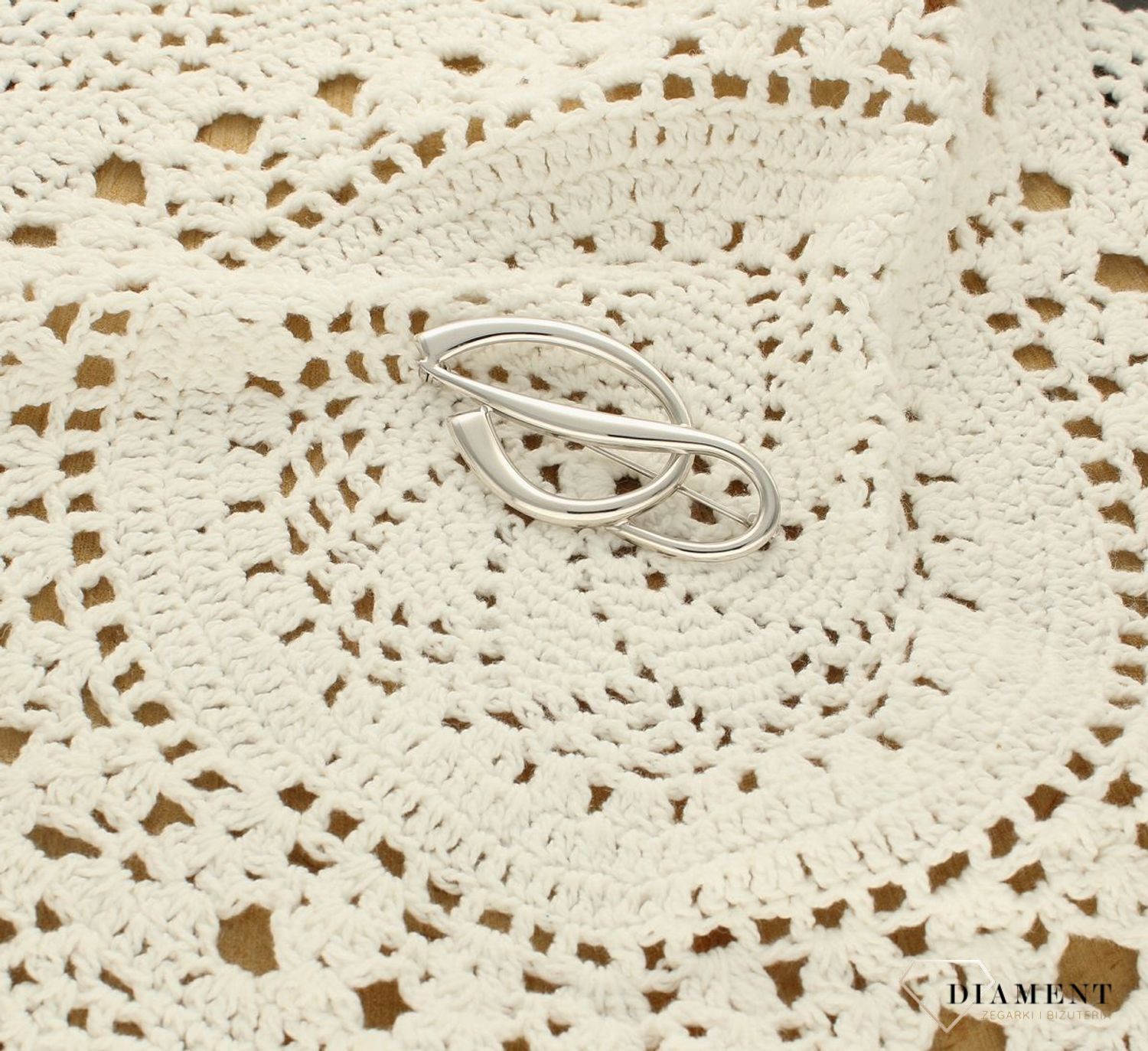 Srebrna broszka gładka o owalnym kształcie 0837000400. Jest to świetny dodatek, który urozmaici kobiece stylizacje. Element kolekcji, w której główną rolę gra ponadczasowy wzór. Srebrna broszka o klasycznym kształcie idealna na pre (3).jpg