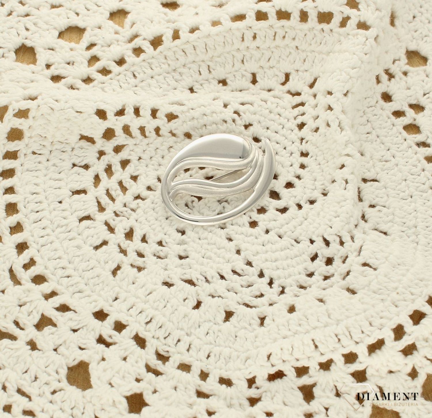 Srebrna broszka o owalnym kształcie 3,9 cm 0837001204. est to świetny dodatek, który urozmaici kobiece stylizacje. Element kolekcji, w której główną rolę gra ponadczasowy wzór. Srebrna broszka o klasycznym owalnym kształcie idealna n (1).jpg