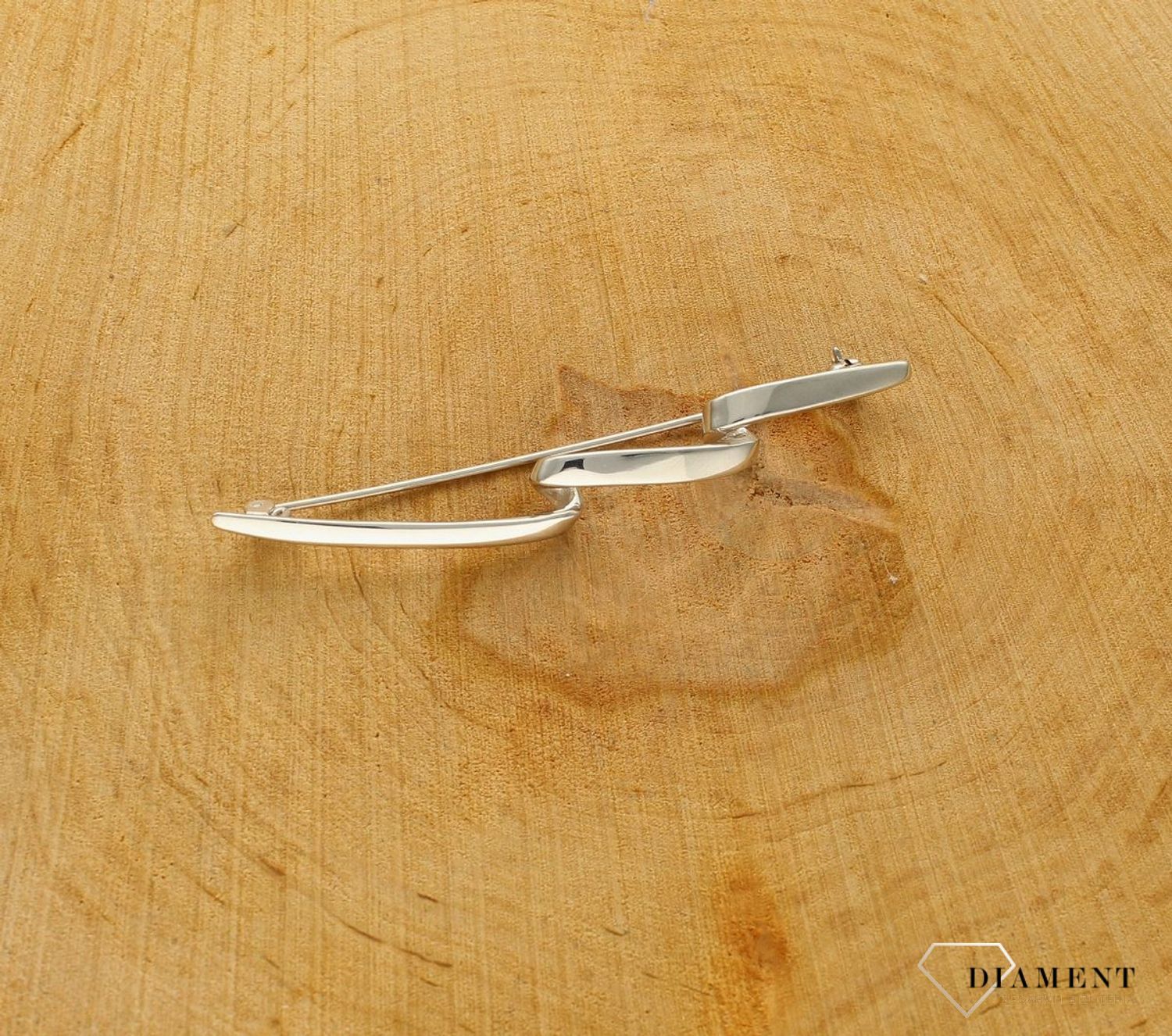 Srebrna broszka klasyczna o podłużnym kształcie 0837048800. Jest to świetny dodatek, który urozmaici kobiece stylizacje. Element kolekcji, w której główną rolę gra ponadczasowy wzór. Srebrna broszka o klasycznym kształcie idealna n (3).jpg