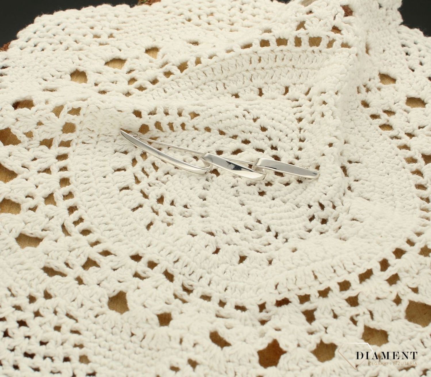 Srebrna broszka klasyczna o podłużnym kształcie 0837048800. Jest to świetny dodatek, który urozmaici kobiece stylizacje. Element kolekcji, w której główną rolę gra ponadczasowy wzór. Srebrna broszka o klasycznym kształcie idealna n (3).jpg