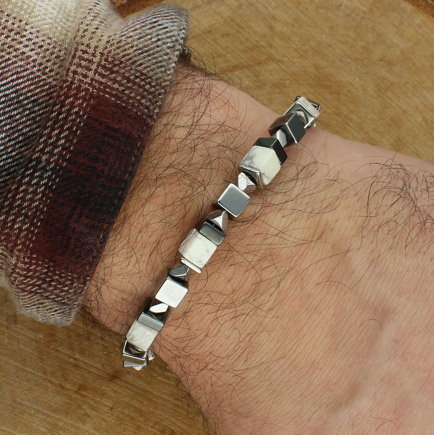 Elegancka bransoletka Precious Cubes COEUR DE LION z howlitu i hematytu. Nowoczesny design, regulowane zapięcie i designerskie etui z certyfikatem.1.jpg