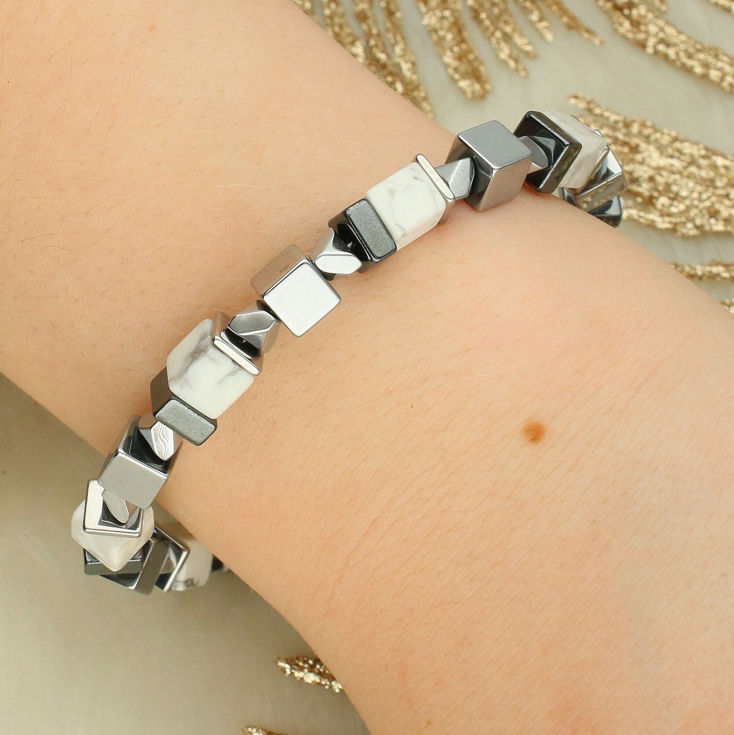 Elegancka bransoletka Precious Cubes COEUR DE LION z howlitu i hematytu. Nowoczesny design, regulowane zapięcie i designerskie etui z certyfikatem.1.jpg