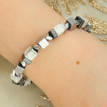 Elegancka bransoletka Precious Cubes COEUR DE LION z howlitu i hematytu. Nowoczesny design, regulowane zapięcie i designerskie etui z certyfikatem.2.jpg