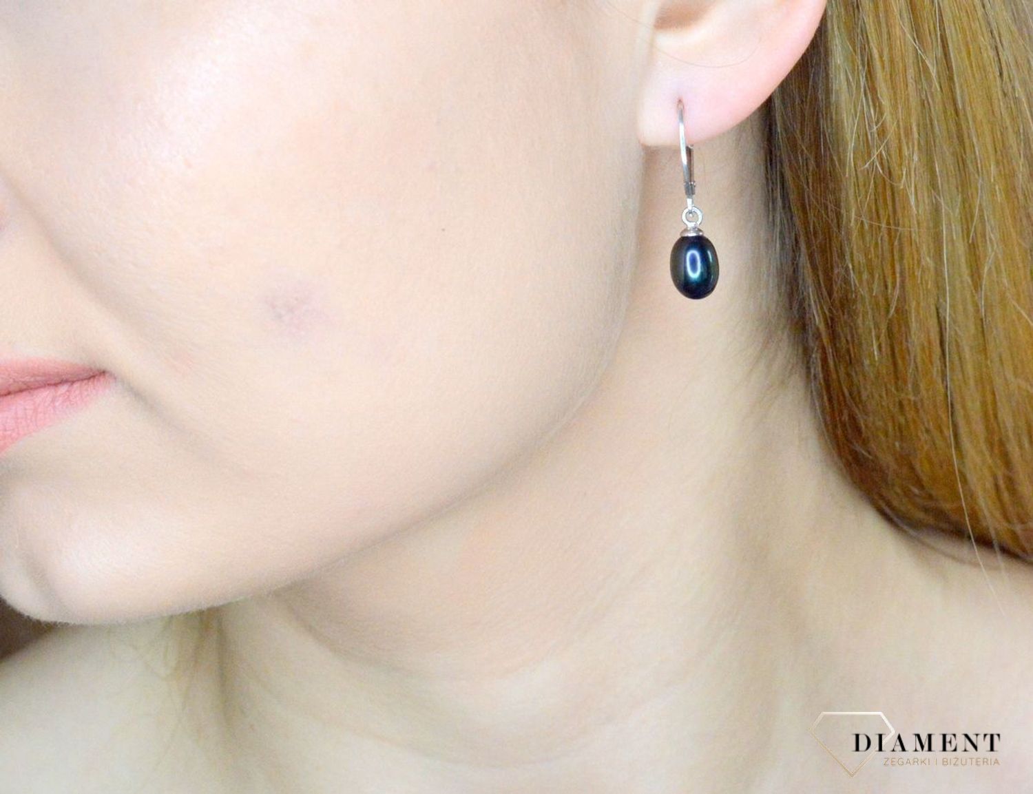 Srebrne kolczyki damskie 925 z granatową perłą 0912763793. Srebrne kolczyki damskie idealne na prezent dla kobiety. Srebrne kolczyki wiszące. Srebrne kolczyki z perłą. Srebrne kolczyki z perłą w granatowym kolorze..jpg