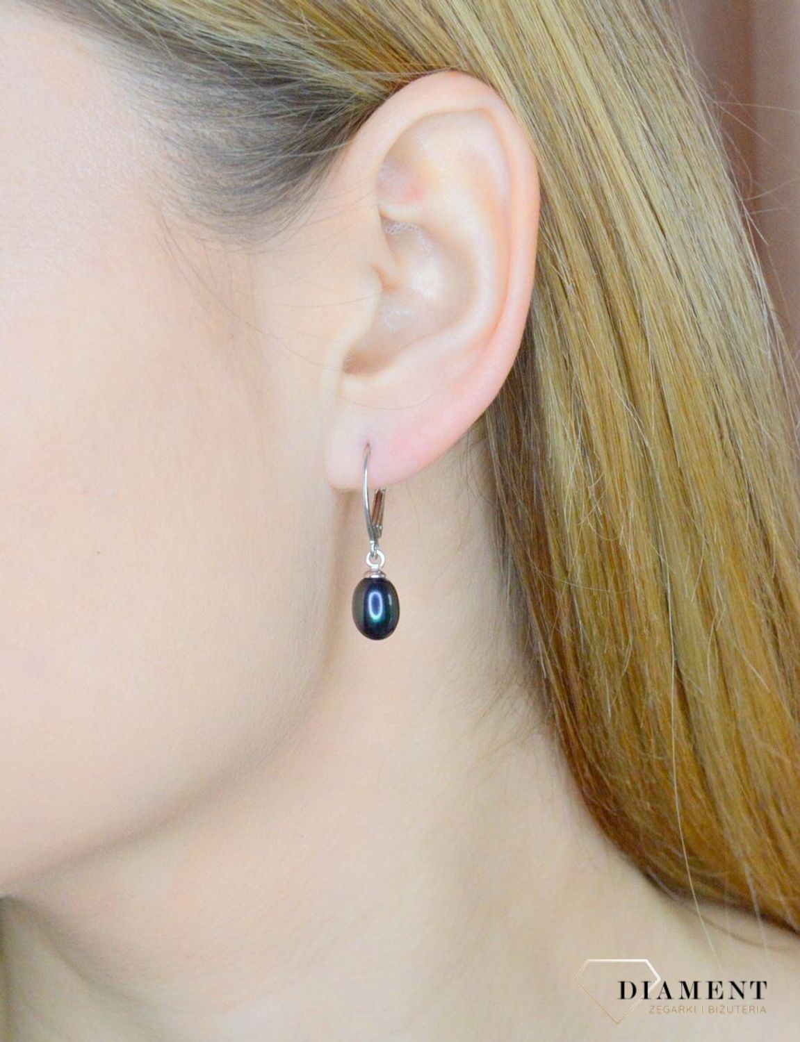 Srebrne kolczyki damskie 925 z granatową perłą 0912763793. Srebrne kolczyki damskie idealne na prezent dla kobiety. Srebrne kolczyki wiszące. Srebrne kolczyki z perłą. Srebrne kolczyki z perłą w granatowym kolorze..jpg