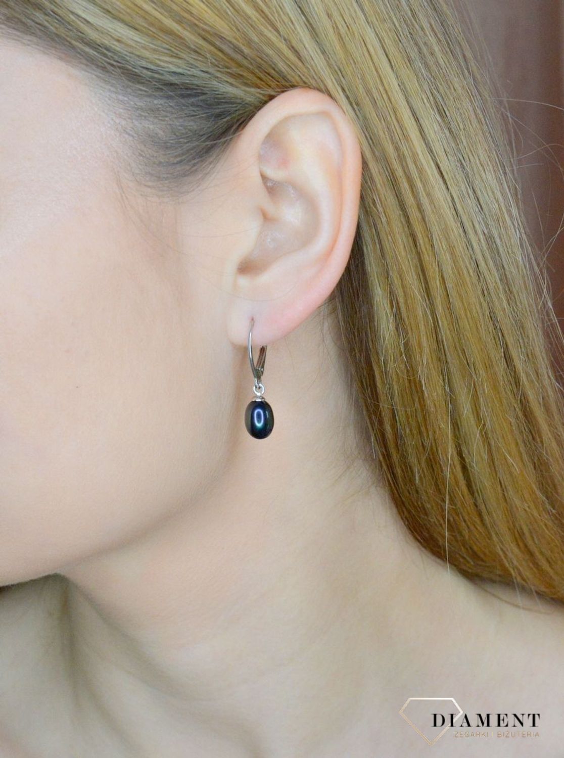 Srebrne kolczyki damskie 925 z granatową perłą 0912763793. Srebrne kolczyki damskie idealne na prezent dla kobiety. Srebrne kolczyki wiszące. Srebrne kolczyki z perłą. Srebrne kolczyki z perłą w granatowym kolorze..jpg