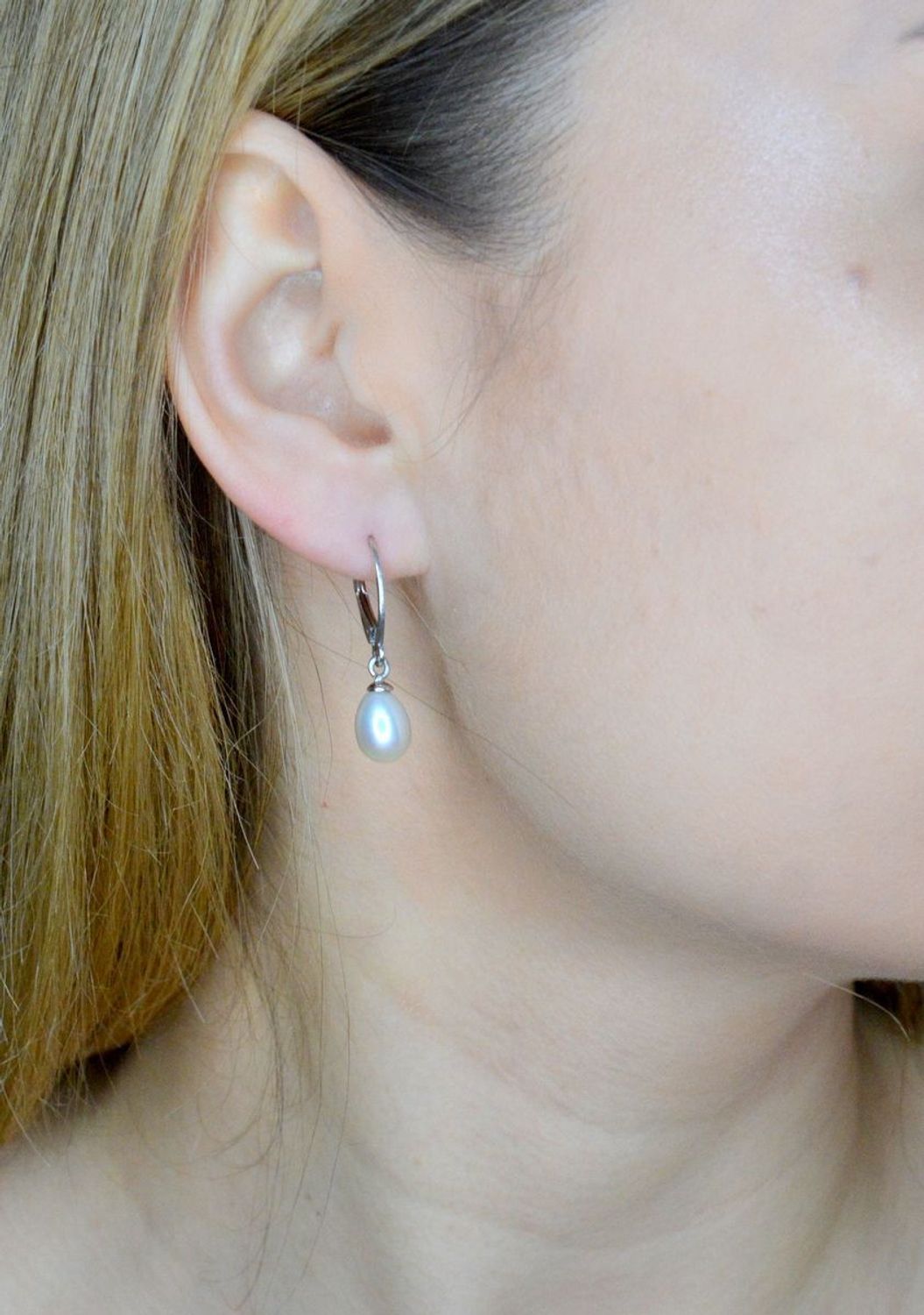 Srebrne kolczyki damskie 925 z perłą hodowlaną 0912763796. Srebrne kolczyki damskie idealne na prezent dla kobiety. Srebrne kolczyki wiszące. Srebrne kolczyki z perłą. Srebrne kolczyki z białą perłą hodowlaną..jpg