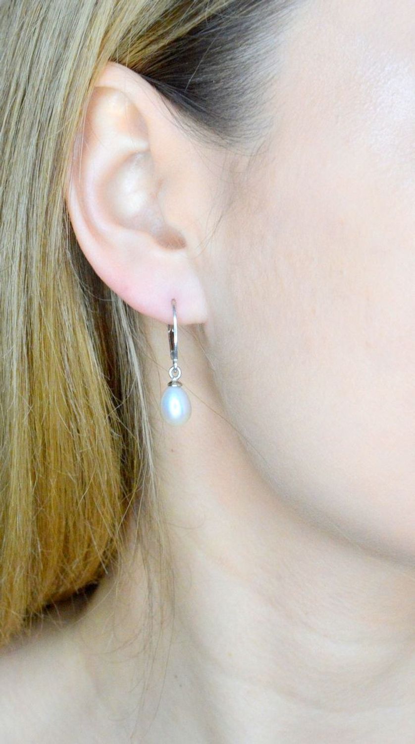 Srebrne kolczyki damskie 925 z perłą hodowlaną 0912763796. Srebrne kolczyki damskie idealne na prezent dla kobiety. Srebrne kolczyki wiszące. Srebrne kolczyki z perłą. Srebrne kolczyki z białą perłą hodowlaną..jpg