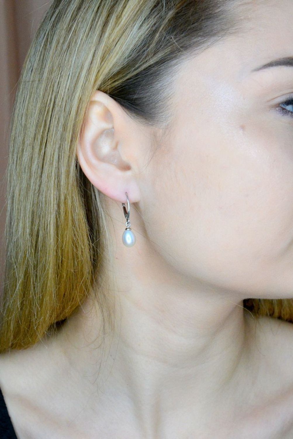 Srebrne kolczyki damskie 925 z perłą hodowlaną 0912763796. Srebrne kolczyki damskie idealne na prezent dla kobiety. Srebrne kolczyki wiszące. Srebrne kolczyki z perłą. Srebrne kolczyki z białą perłą hodowlaną..jpg