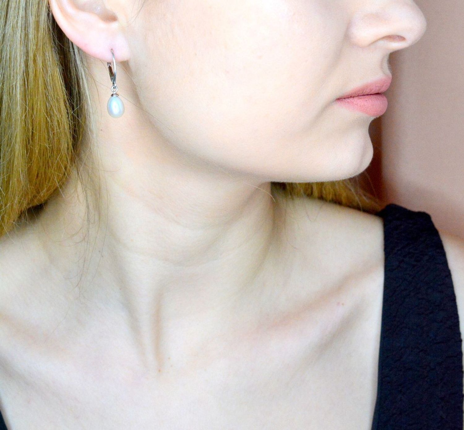 Srebrne kolczyki damskie 925 z perłą hodowlaną 0912763796. Srebrne kolczyki damskie idealne na prezent dla kobiety. Srebrne kolczyki wiszące. Srebrne kolczyki z perłą. Srebrne kolczyki z białą perłą hodowlaną..jpg