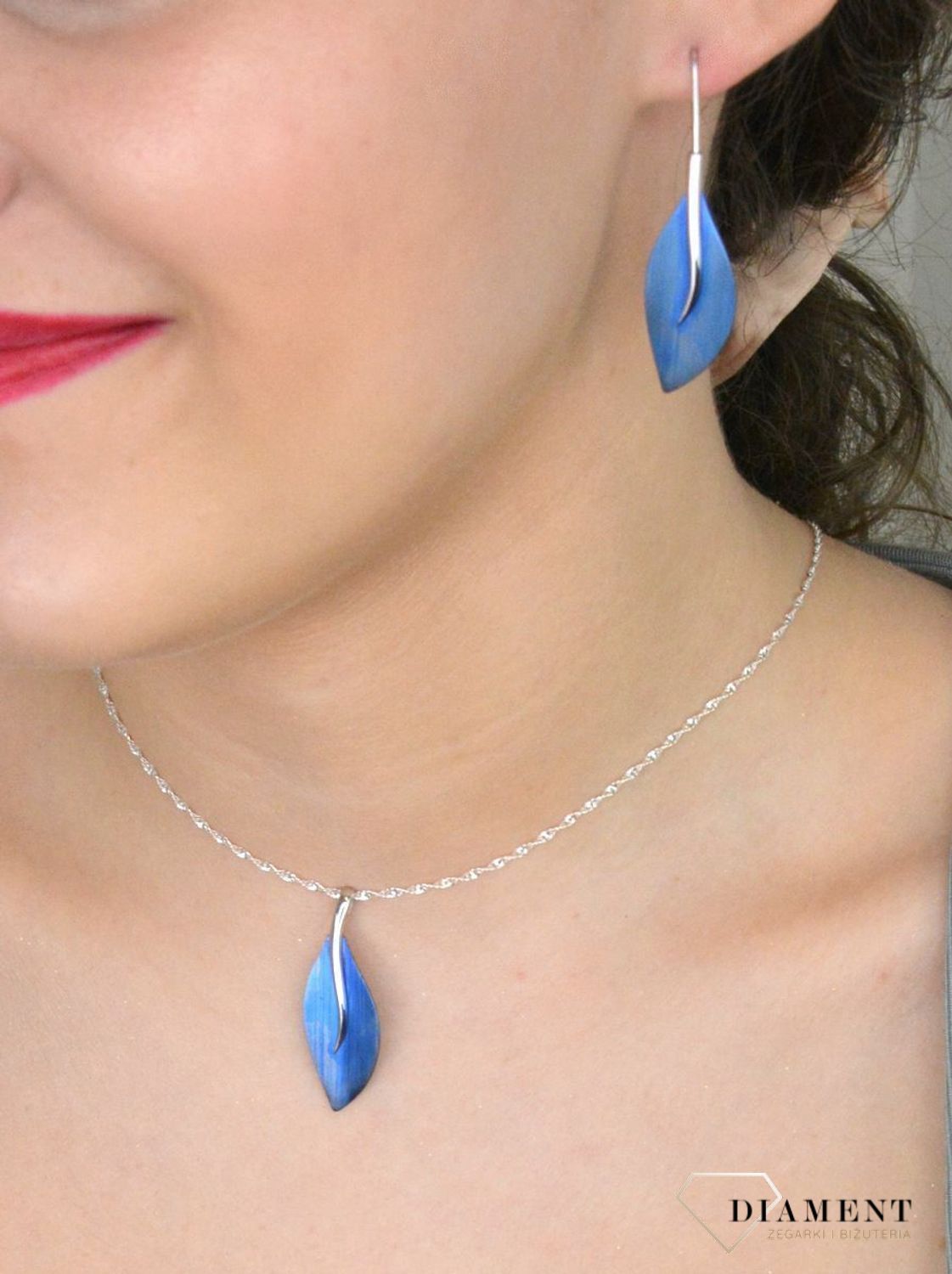 Kolczyki srebrne ozdobione niebieskim tytanem w formie liści 0914756186.jpg