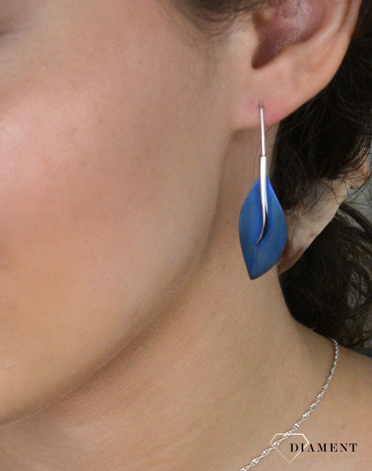 Kolczyki srebrne ozdobione niebieskim tytanem w formie liści 0914756186.jpg