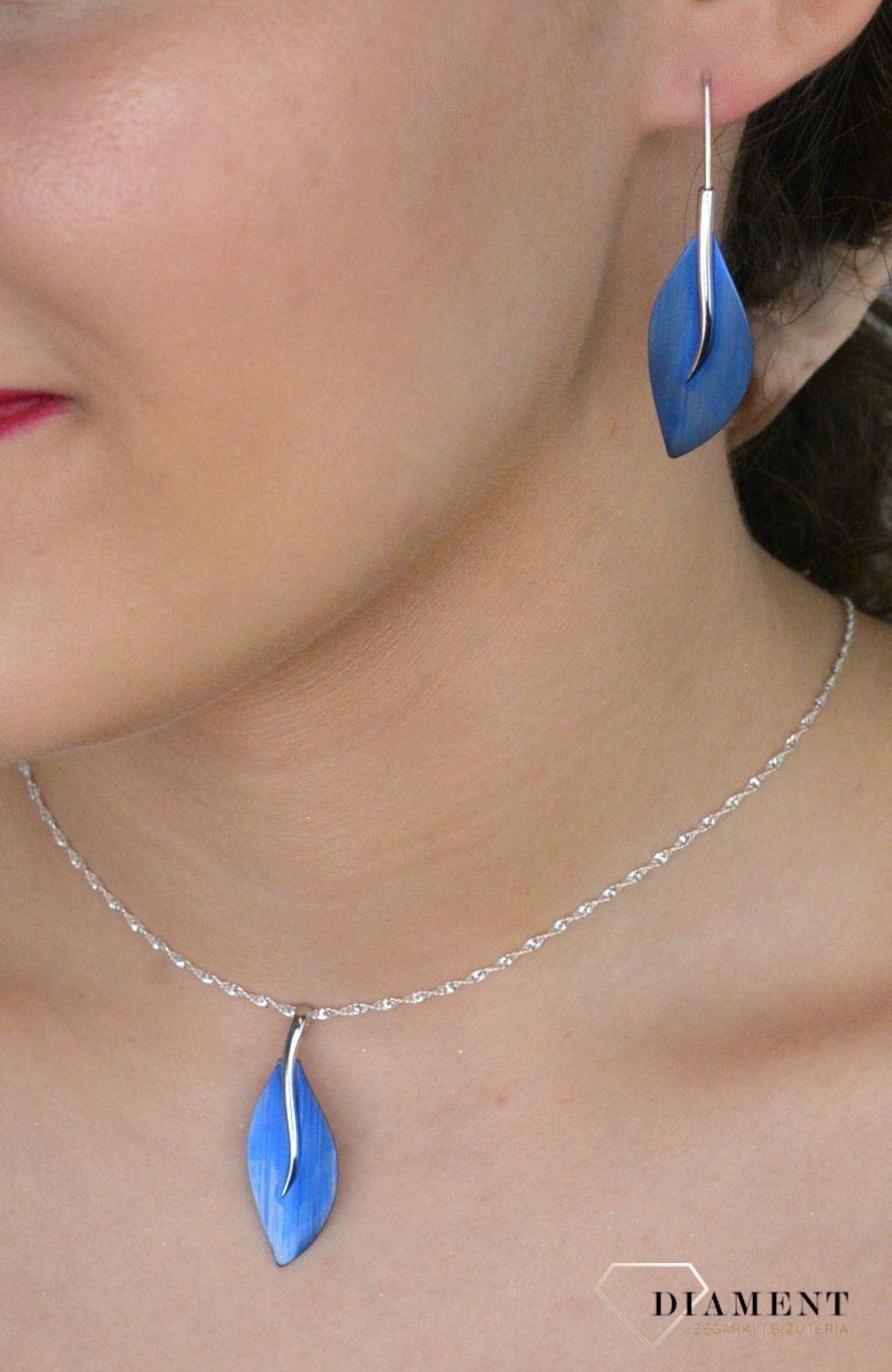 Kolczyki srebrne ozdobione niebieskim tytanem w formie liści 0914756186.jpg
