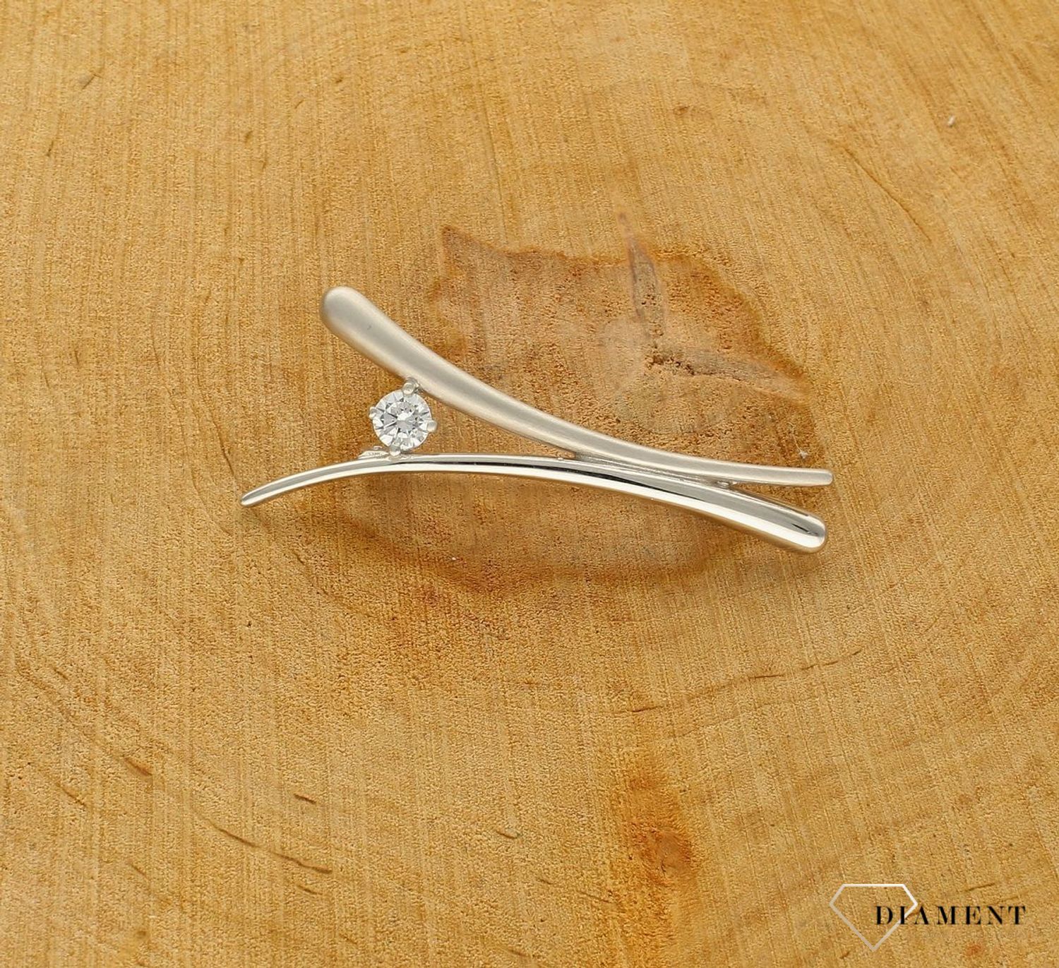 Srebrna broszka klasyczna o podłużnym kształcie z cyrkonią 0937162204.  Jest to świetny dodatek, który urozmaici kobiece stylizacje. Element kolekcji, w której główną rolę gra ponadczasowy wzór. Srebrna broszka o klasycznym kształc (3).jpg