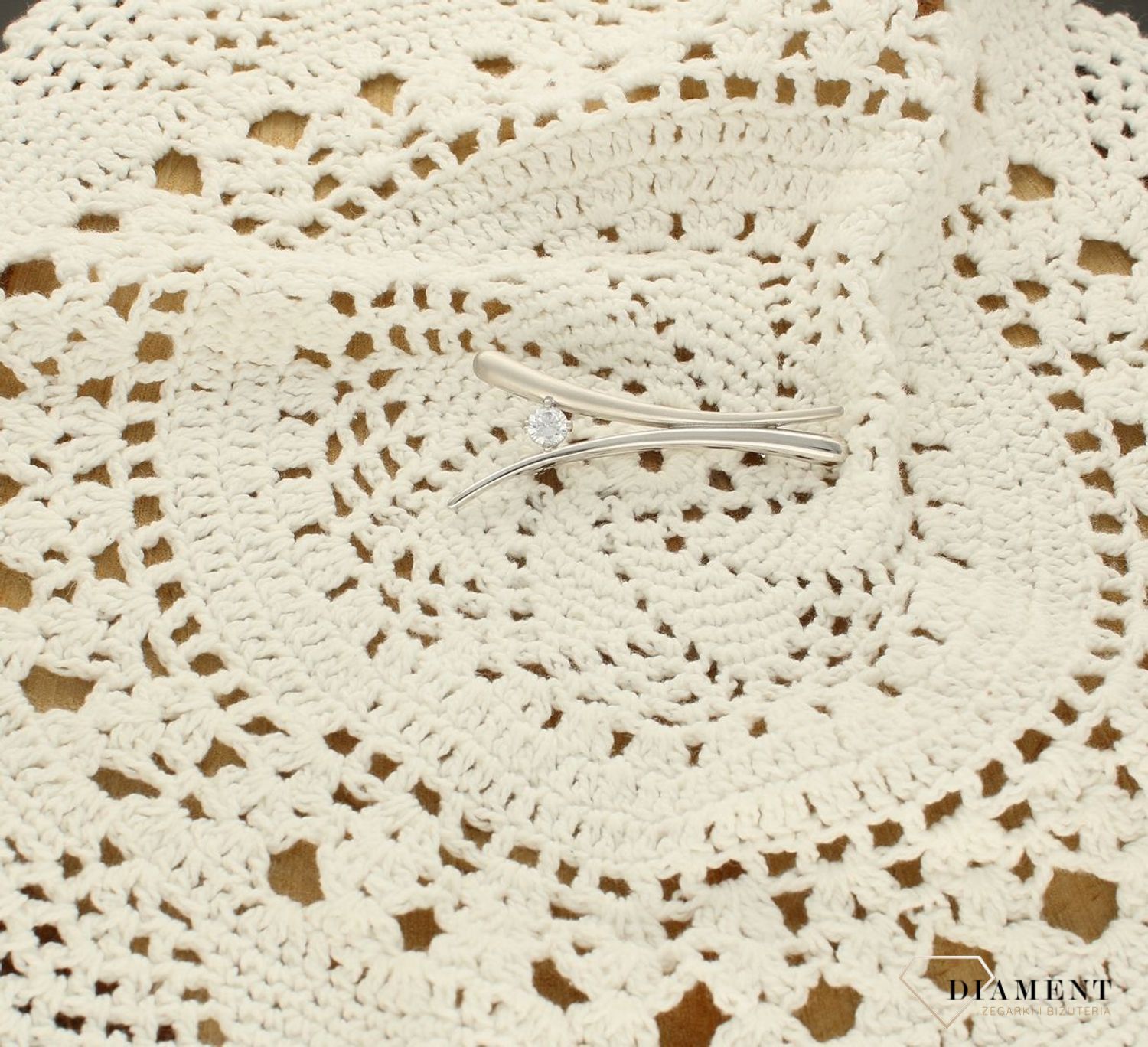 Srebrna broszka klasyczna o podłużnym kształcie z cyrkonią 0937162204.  Jest to świetny dodatek, który urozmaici kobiece stylizacje. Element kolekcji, w której główną rolę gra ponadczasowy wzór. Srebrna broszka o klasycznym kształc (3).jpg