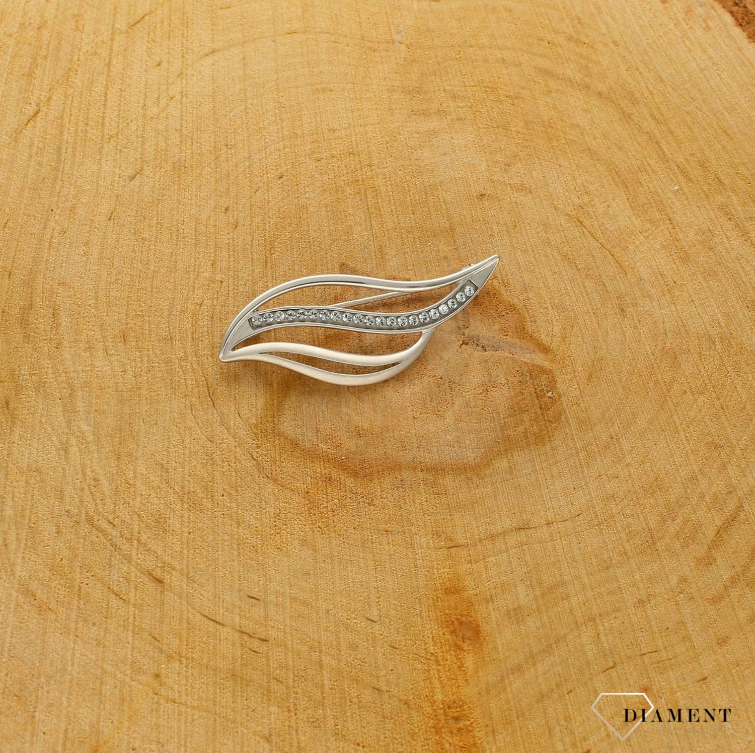 Srebrna broszka klasyczna o podłużnym kształcie z cyrkoniami 0937170304. Jest to świetny dodatek, który urozmaici kobiece stylizacje. Element kolekcji, w której główną rolę gra ponadczasowy wzór. Srebrna broszka o klasycznym kształ (3).jpg