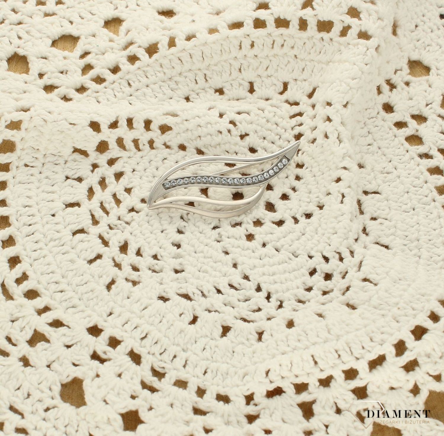 Srebrna broszka klasyczna o podłużnym kształcie z cyrkoniami 0937170304. Jest to świetny dodatek, który urozmaici kobiece stylizacje. Element kolekcji, w której główną rolę gra ponadczasowy wzór. Srebrna broszka o klasycznym kształ (3).jpg