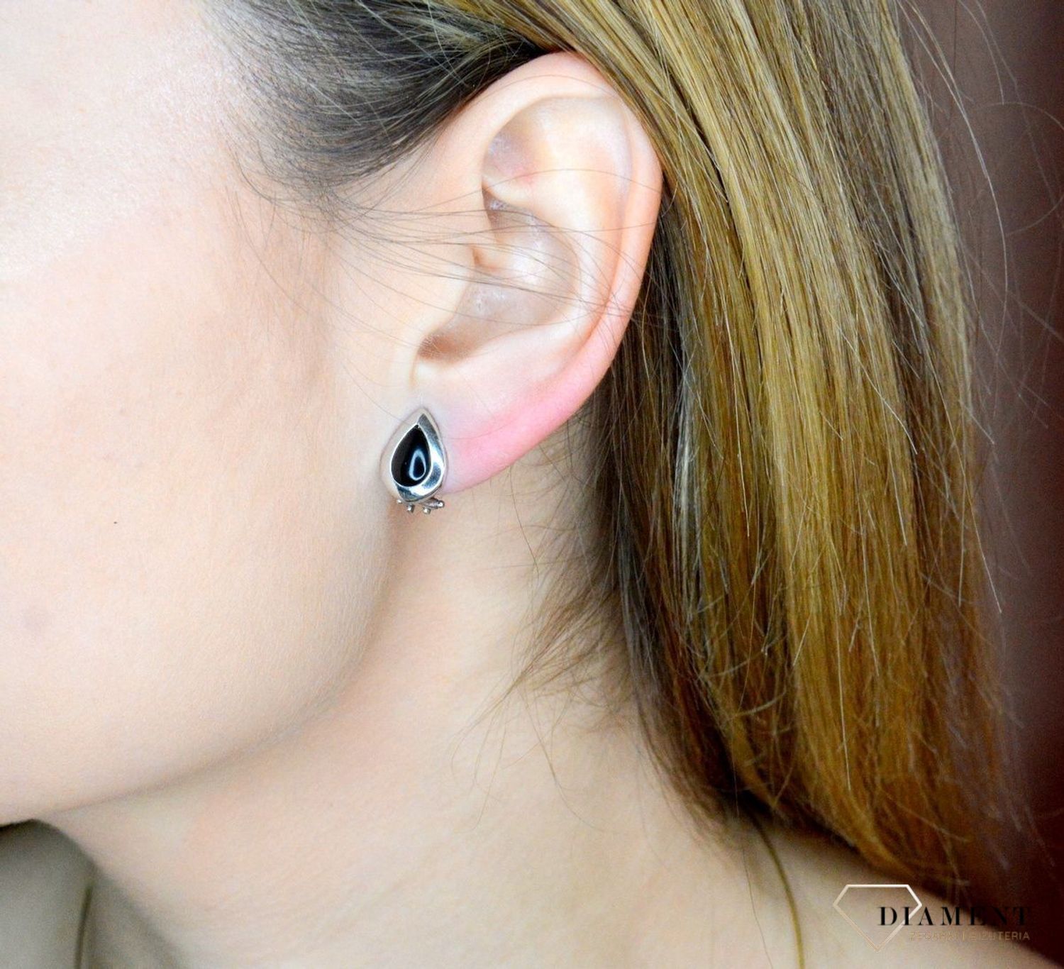 Srebrne klipsy damskie 925 czarne łezki 0977167803. Srebrne kolczyki damskie idealne na prezent dla kobiety. Srebrne kolczyki klipsy. Srebrne klipsy o kształcie łezki. Klipsy srebrne damskie z czarną masą..jpg