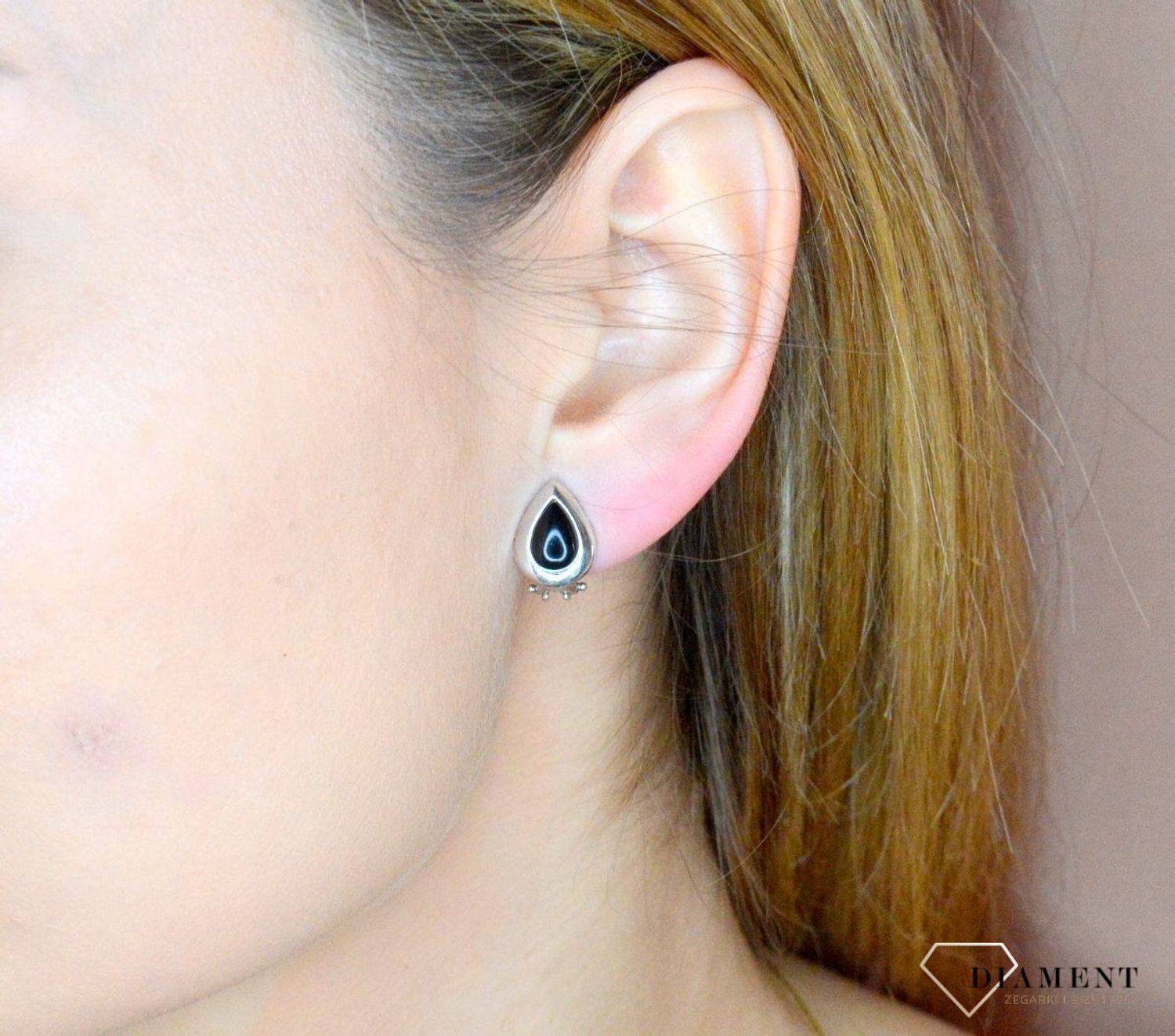 Srebrne klipsy damskie 925 czarne łezki 0977167803. Srebrne kolczyki damskie idealne na prezent dla kobiety. Srebrne kolczyki klipsy. Srebrne klipsy o kształcie łezki. Klipsy srebrne damskie z czarną masą..jpg