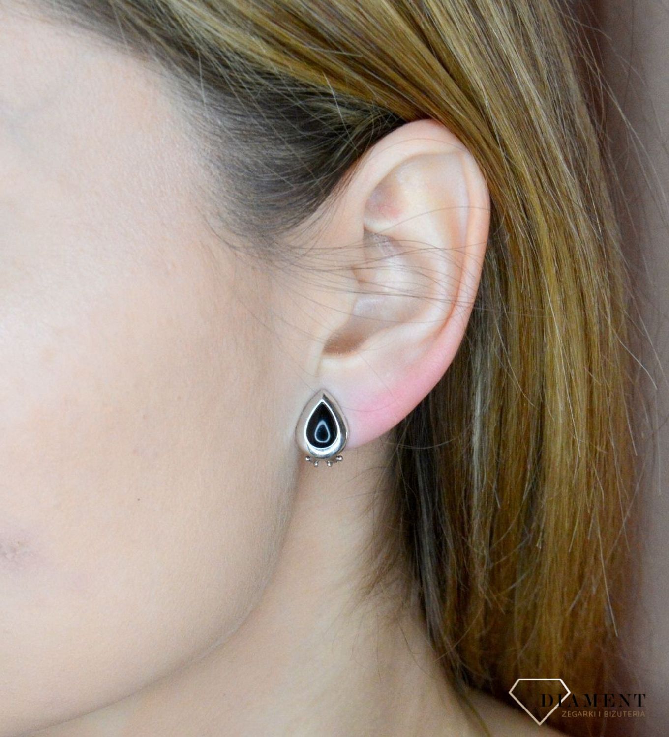 Srebrne klipsy damskie 925 czarne łezki 0977167803. Srebrne kolczyki damskie idealne na prezent dla kobiety. Srebrne kolczyki klipsy. Srebrne klipsy o kształcie łezki. Klipsy srebrne damskie z czarną masą..jpg