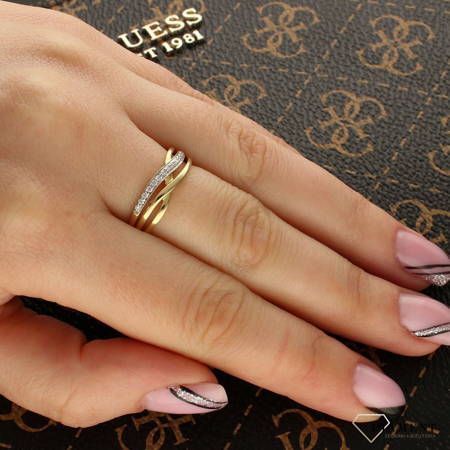 Pierścionek żółte złoto  Pasmo Diamentów  585 DIAMENT 10208TPI.jpg