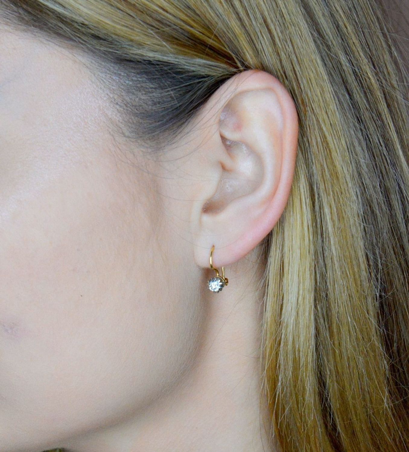 Złote kolczyki damskie wiszące 585 z diamentami 10860 Kolczyki WSI 0,39ct2 W-275K Złote kolczyki wykonane z żółtego złota próby 585 o okrągłym kształcie. Biżuteria z 2 brylantami o łącznej masie 0,39 ct, barwie W i czystości S.jpg