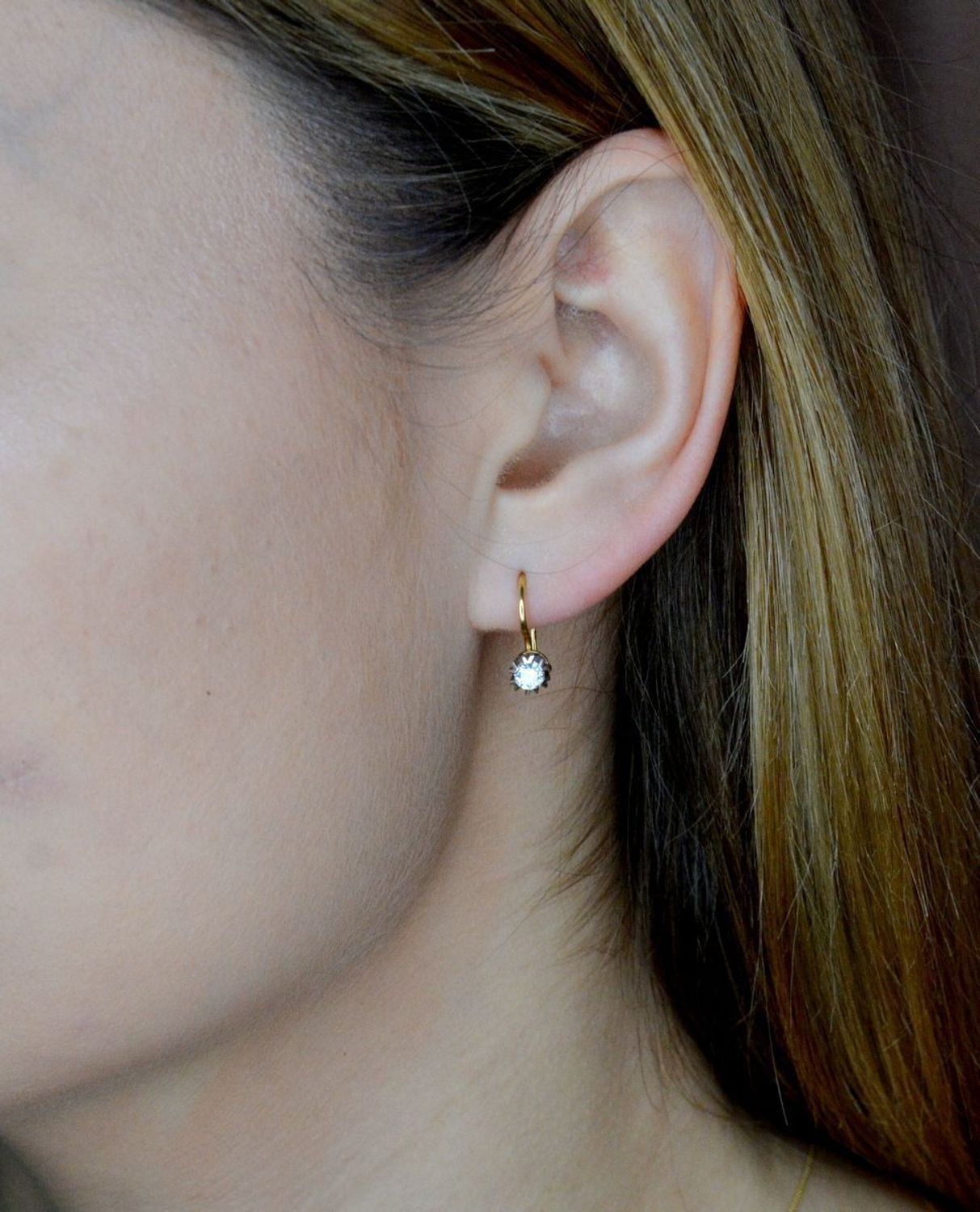 Złote kolczyki damskie wiszące 585 z diamentami 10860 Kolczyki WSI 0,39ct2 W-275K Złote kolczyki wykonane z żółtego złota próby 585 o okrągłym kształcie. Biżuteria z 2 brylantami o łącznej masie 0,39 ct, barwie W i czystości S.jpg