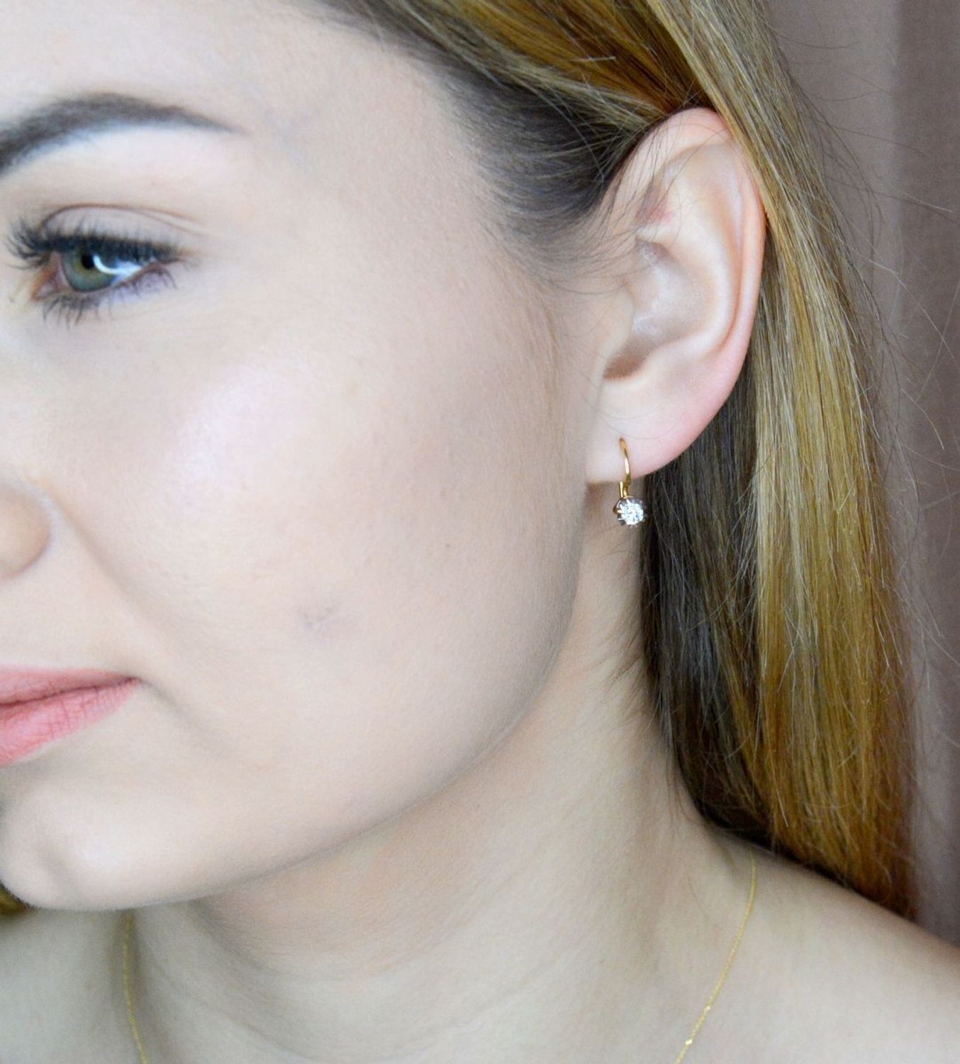 Złote kolczyki damskie wiszące 585 z diamentami 10860 Kolczyki WSI 0,39ct2 W-275K Złote kolczyki wykonane z żółtego złota próby 585 o okrągłym kształcie. Biżuteria z 2 brylantami o łącznej masie 0,39 ct, barwie W i czystości S.jpg