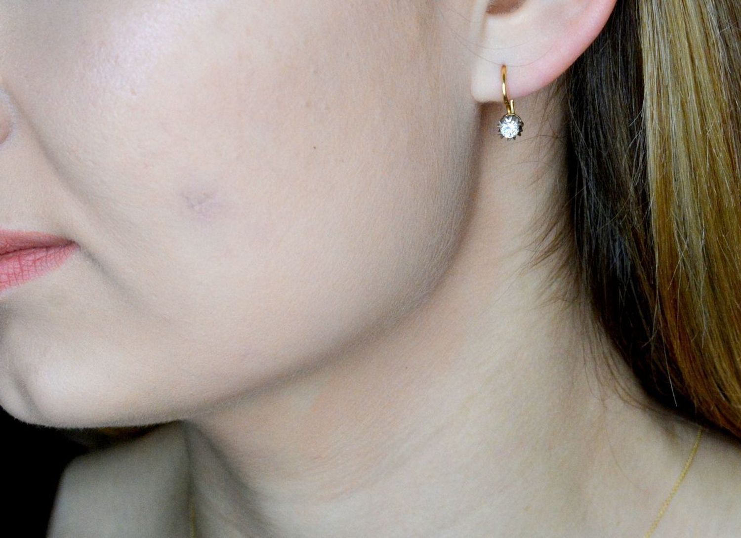 Złote kolczyki damskie wiszące 585 z diamentami 10860 Kolczyki WSI 0,39ct2 W-275K Złote kolczyki wykonane z żółtego złota próby 585 o okrągłym kształcie. Biżuteria z 2 brylantami o łącznej masie 0,39 ct, barwie W i czystości S.jpg