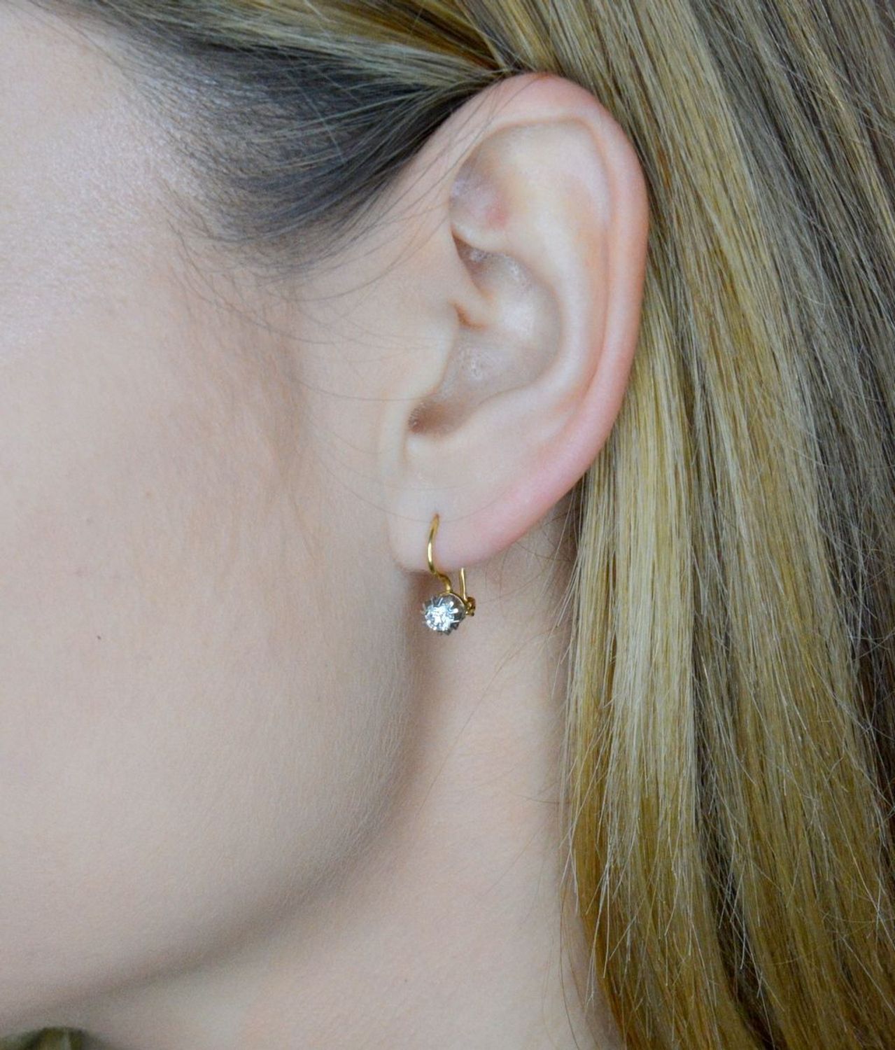 Złote kolczyki damskie wiszące 585 z diamentami 10860 Kolczyki WSI 0,39ct2 W-275K Złote kolczyki wykonane z żółtego złota próby 585 o okrągłym kształcie. Biżuteria z 2 brylantami o łącznej masie 0,39 ct, barwie W i czystości S.jpg