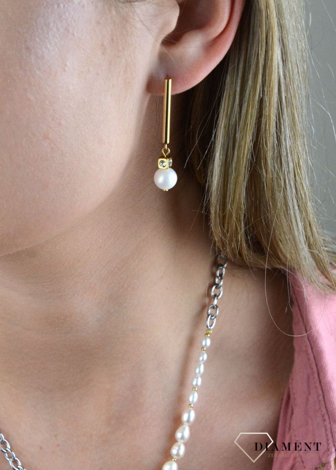 Kolczyki wiszące Coeur De Lion  Perła Swarovski 1102211416. Subtelnie połyskujące akcenty złota i perły przywodzą na myśl cudowny letni dzień. Dodaj lekkiego, eleganckiego akcentu do swojego stroju dzięki tym.jpg