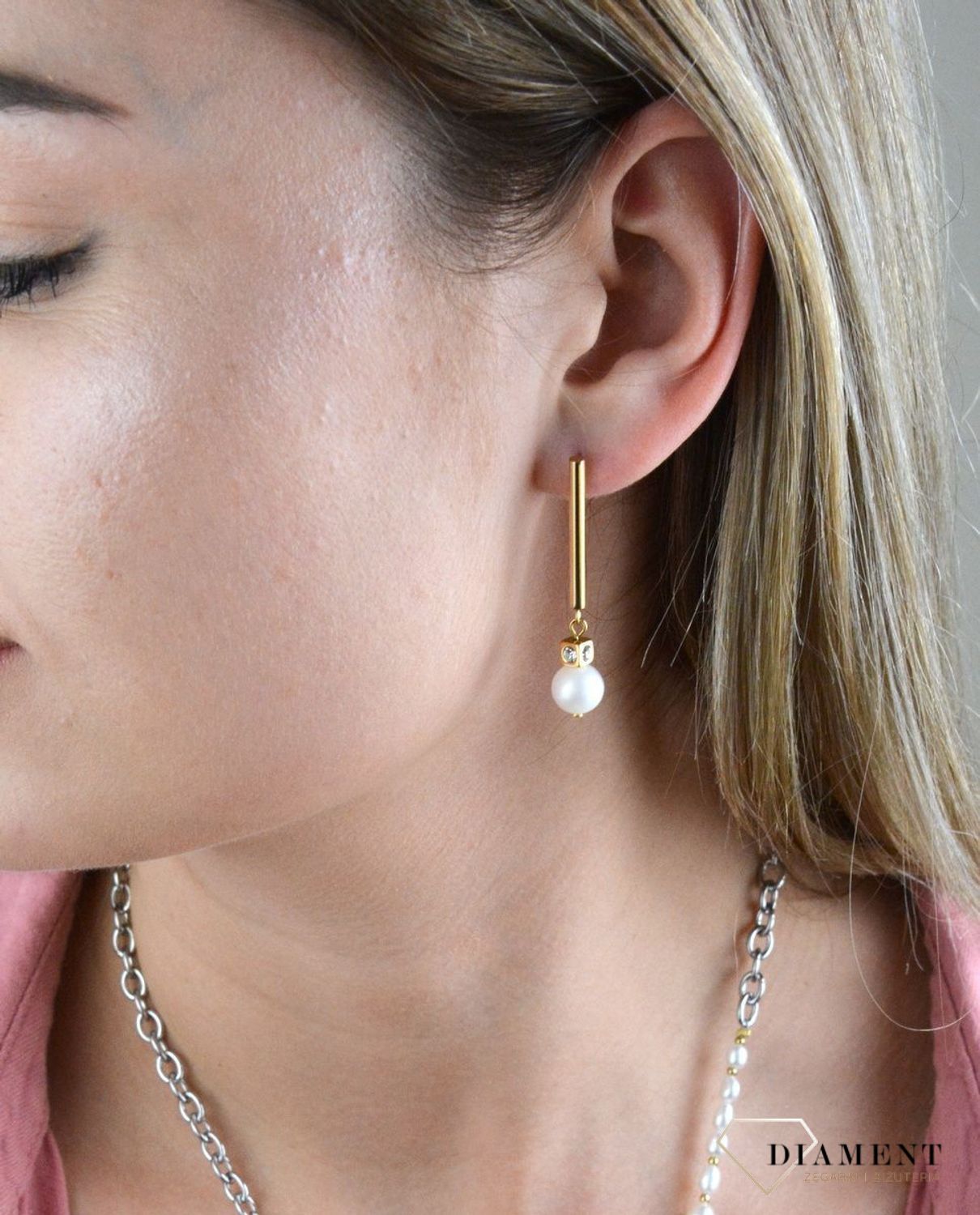 Kolczyki wiszące Coeur De Lion  Perła Swarovski 1102211416. Subtelnie połyskujące akcenty złota i perły przywodzą na myśl cudowny letni dzień. Dodaj lekkiego, eleganckiego akcentu do swojego stroju dzięki tym.jpg