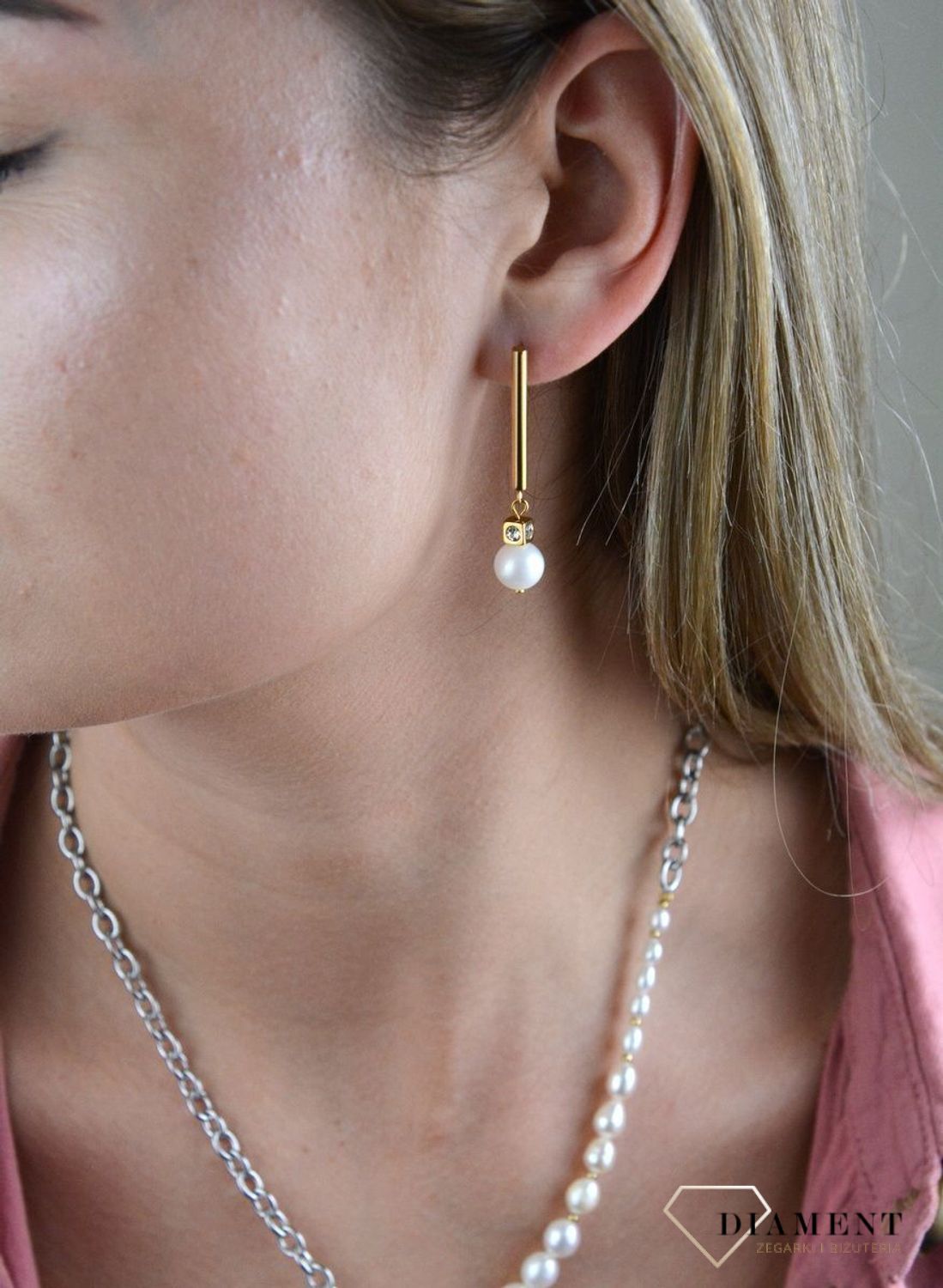 Kolczyki wiszące Coeur De Lion  Perła Swarovski 1102211416. Subtelnie połyskujące akcenty złota i perły przywodzą na myśl cudowny letni dzień. Dodaj lekkiego, eleganckiego akcentu do swojego stroju dzięki tym.jpg