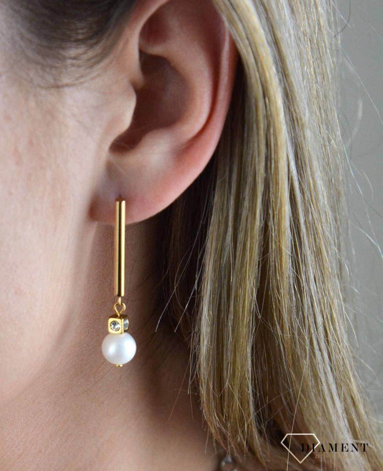 Kolczyki wiszące Coeur De Lion  Perła Swarovski 1102211416. Subtelnie połyskujące akcenty złota i perły przywodzą na myśl cudowny letni dzień. Dodaj lekkiego, eleganckiego akcentu do swojego stroju dzięki tym.jpg