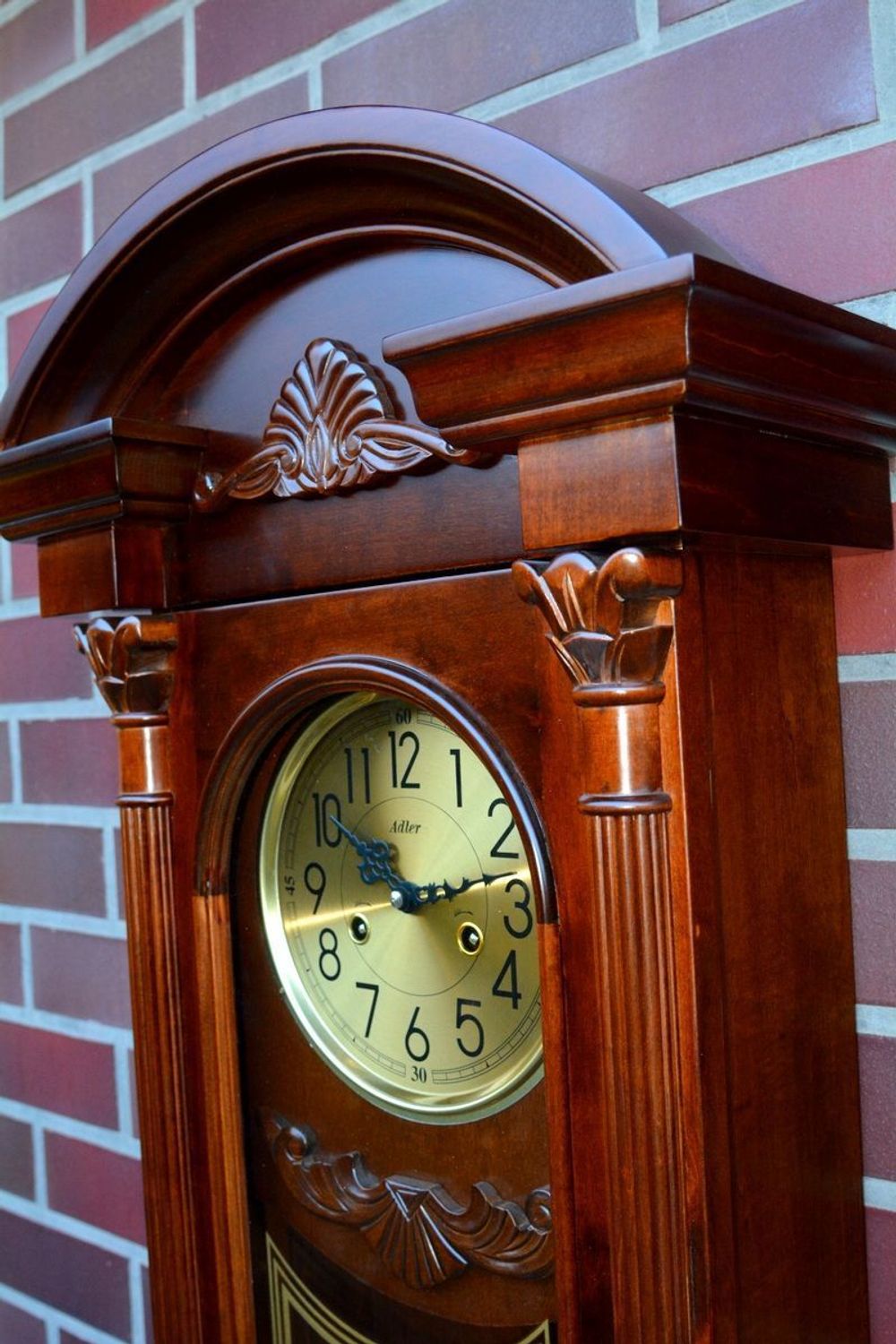 Duży zegar wiszący mechaniczny Adler 11022W Drewno orzech. Zegar mechaniczny. 31 dniowy mechanizm, skrzynka drewniana, bije pełne godziny i w pół do godziny.  (6).JPG