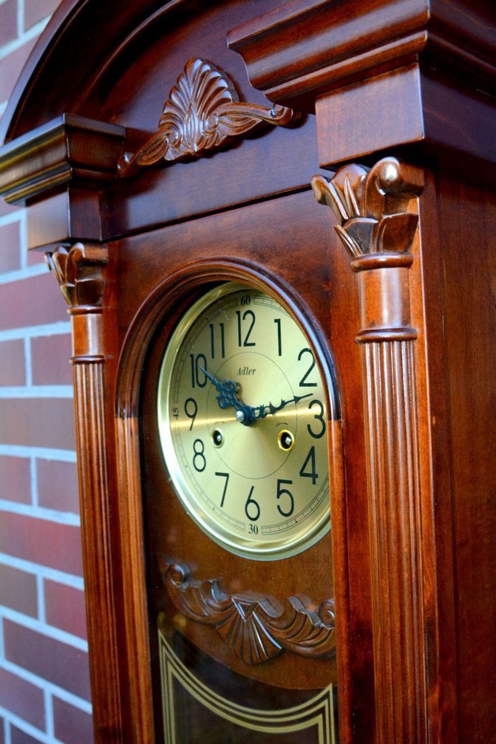Duży zegar wiszący mechaniczny Adler 11022W Drewno orzech. Zegar mechaniczny. 31 dniowy mechanizm, skrzynka drewniana, bije pełne godziny i w pół do godziny.  (6).JPG