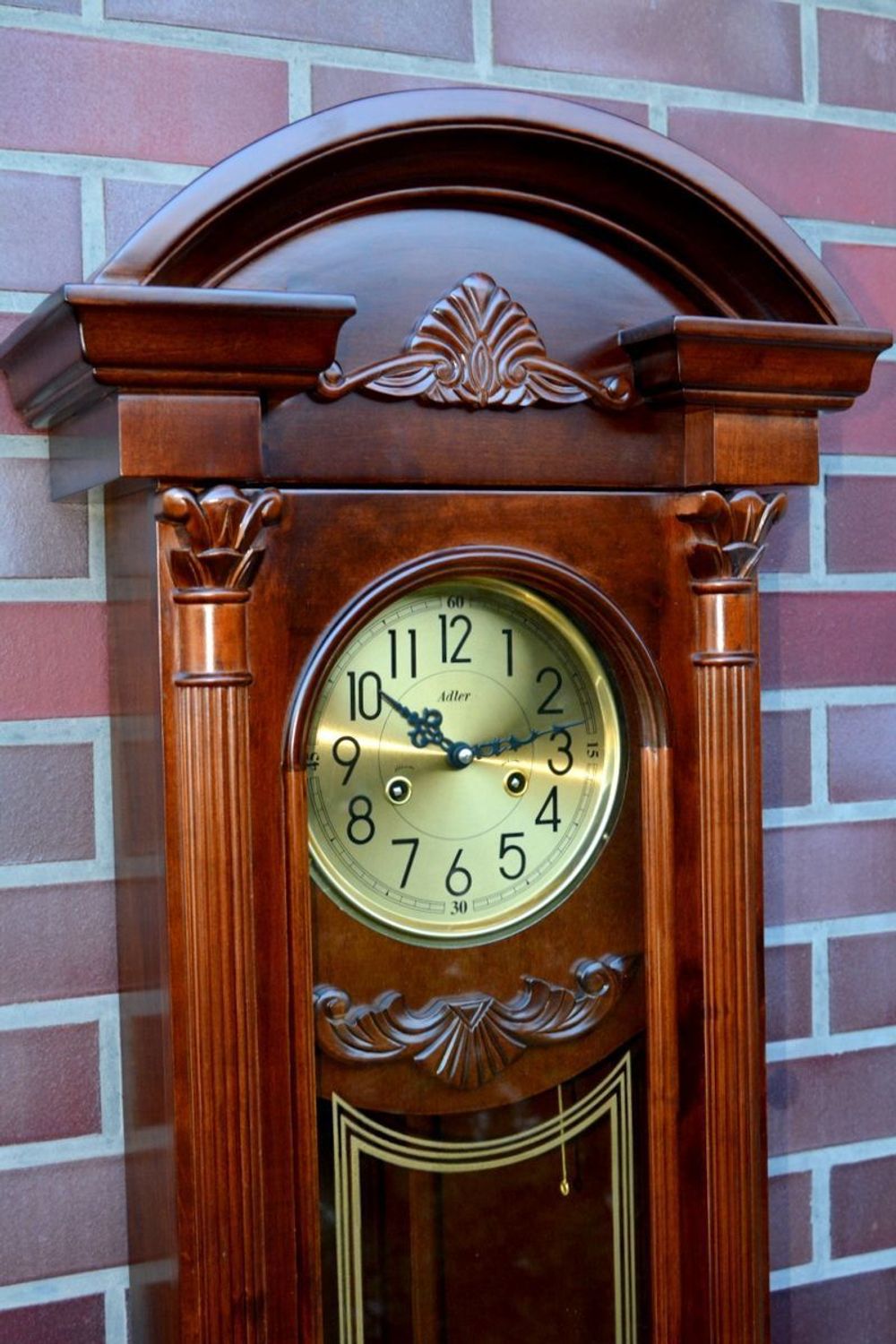 Duży zegar wiszący mechaniczny Adler 11022W Drewno orzech. Zegar mechaniczny. 31 dniowy mechanizm, skrzynka drewniana, bije pełne godziny i w pół do godziny.  (6).JPG
