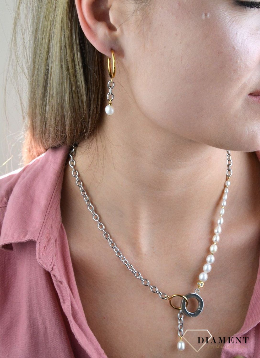 Kolczyki kółka Coeur De Lion Perła Swarovski 1104211426. Średnica kółka 1,9 cm. Długość elementu ozdobnego  to 2,5 cm. Pełne wdzięku filigranowe połączenia z delikatnymi elementami. .jpg