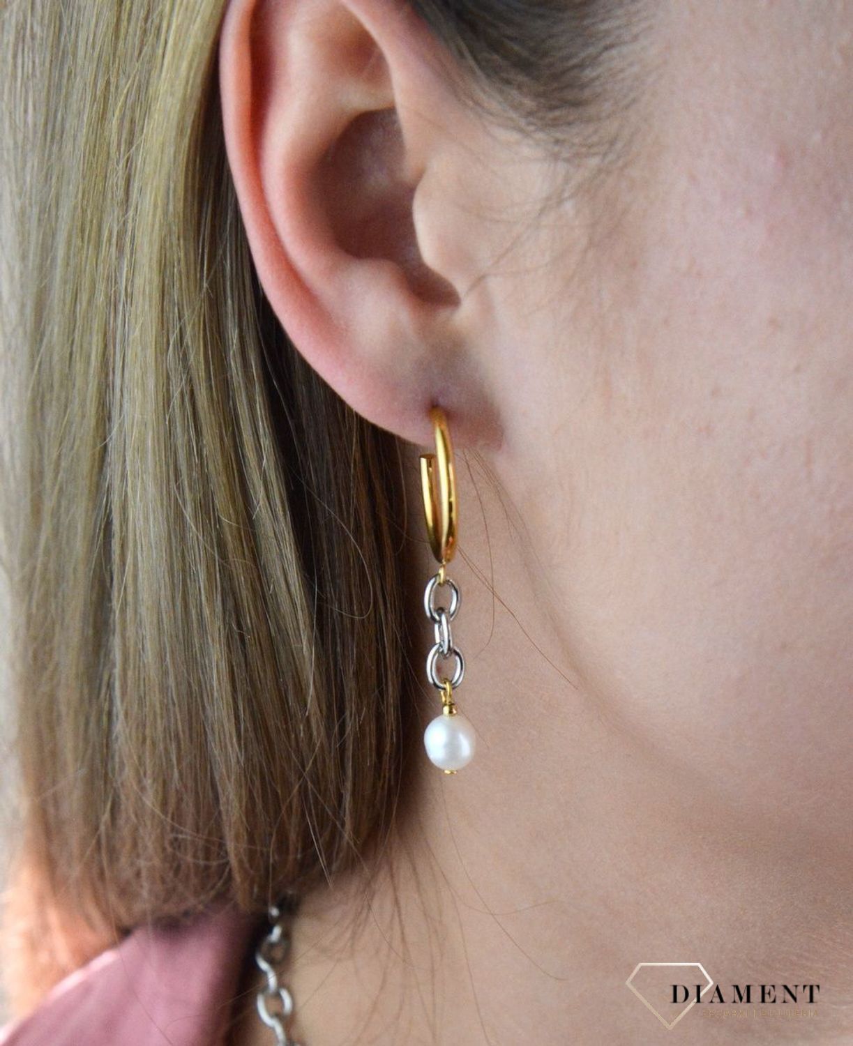 Kolczyki kółka Coeur De Lion Perła Swarovski 1104211426. Średnica kółka 1,9 cm. Długość elementu ozdobnego  to 2,5 cm. Pełne wdzięku filigranowe połączenia z delikatnymi elementami. .jpg