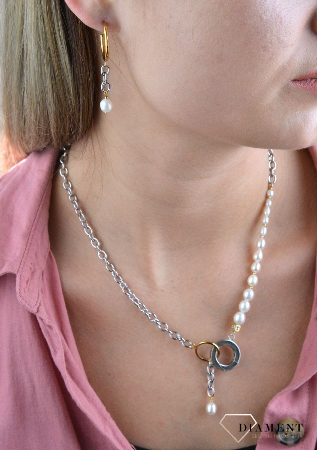 Kolczyki kółka Coeur De Lion Perła Swarovski 1104211426. Średnica kółka 1,9 cm. Długość elementu ozdobnego  to 2,5 cm. Pełne wdzięku filigranowe połączenia z delikatnymi elementami. .jpg