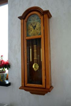 Zegar ścienny wiszący drewniany dębowy Adler 11070D to zegar drewniany wiszący z wahadłem idealny do stylowych, drewnianych wnętrz. ✓Zegary ścienne✓ Zegary szafkowe (1).JPG