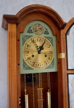 Zegar ścienny wiszący drewniany dębowy Adler 11070D to zegar drewniany wiszący z wahadłem idealny do stylowych, drewnianych wnętrz. ✓Zegary ścienne✓ Zegary szafkowe (3).JPG